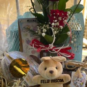Cesta de presentes com ovo de chocolate